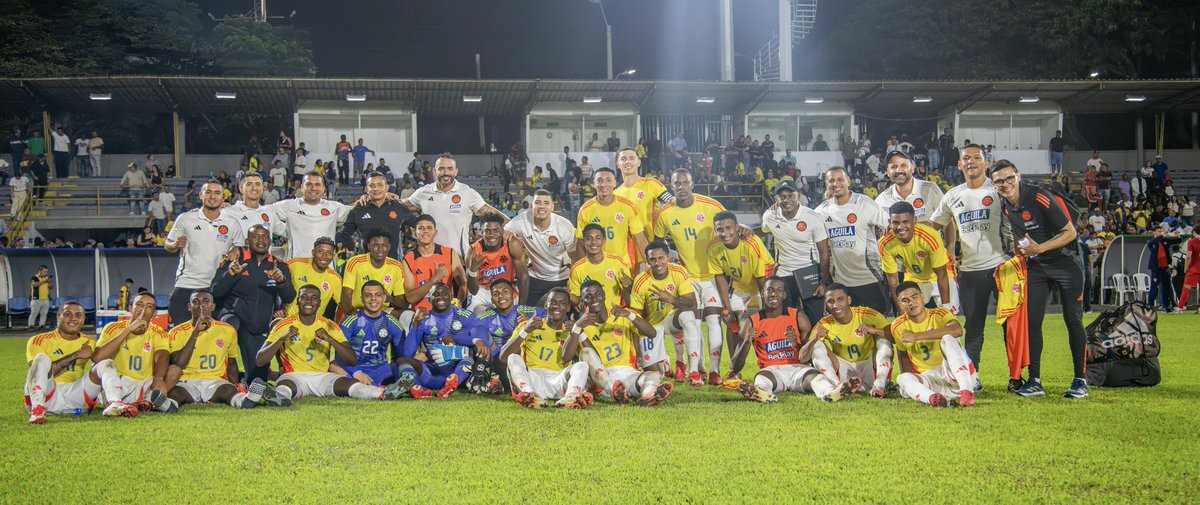 pfjuliao's tweet image. Este grupo sigue #soñando 💛💙❤️
.
#seleccioncolombiasub20 #futbol #preparadorfisico