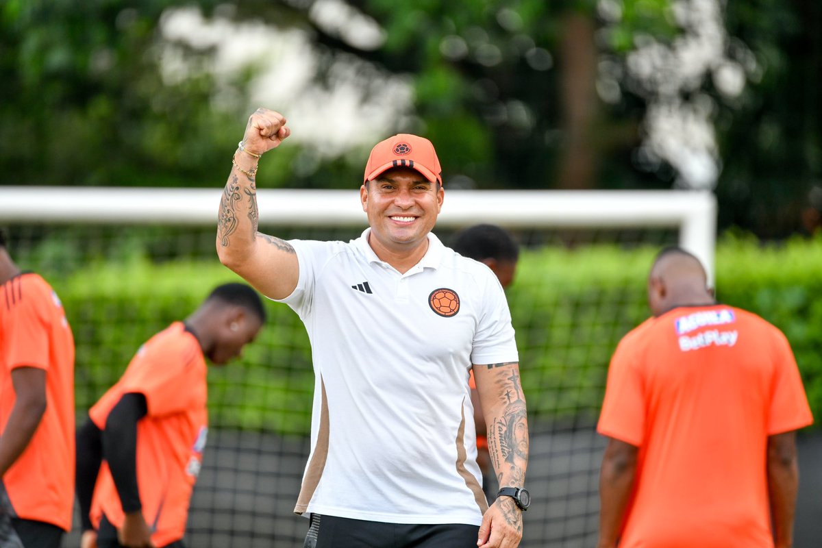 pfjuliao's tweet image. Este grupo sigue #soñando 💛💙❤️
.
#seleccioncolombiasub20 #futbol #preparadorfisico