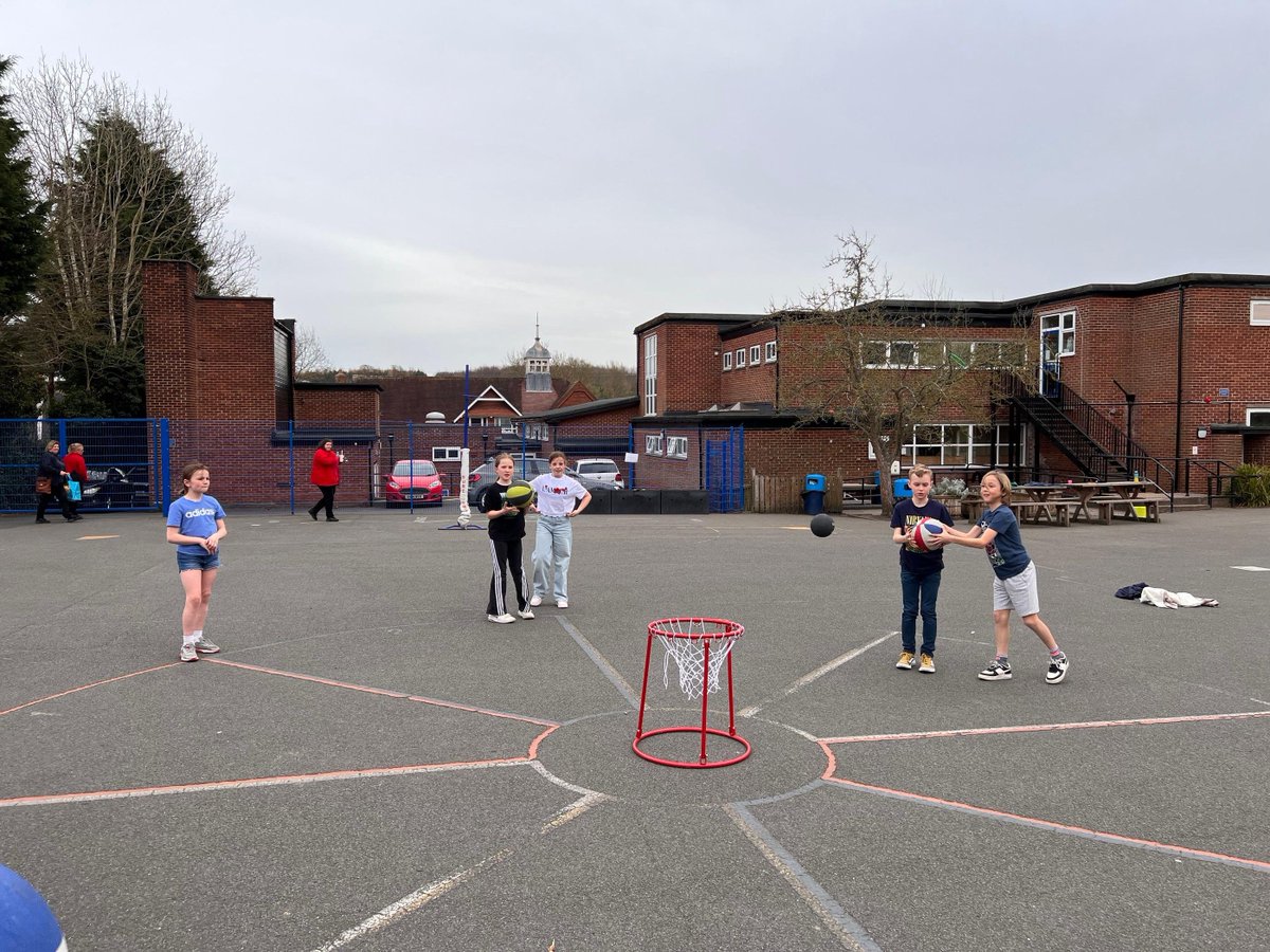 MrTBeaver's tweet photo. Year 5 enjoyed developing their basketball skills in PE on Friday 🏀 https://t.co/jRtB78w1ux