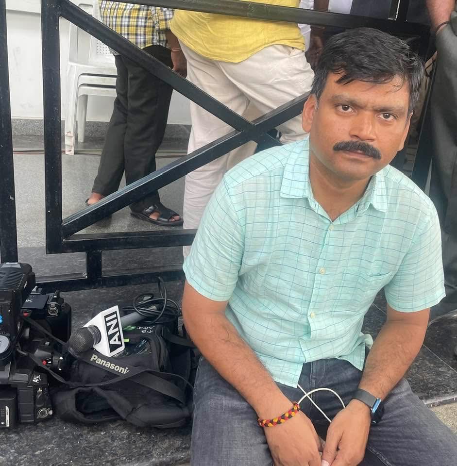 PramodChturvedi's tweet image. थोड़ा सा बदजुबान हूं मैं इत्तेफ़ाक़ से,
अब क्या करूं, बलियाटिक हूं मैं इत्तेफ़ाक़ से।
#Ballia #Hyderabad #UttarPradesh #Telangana