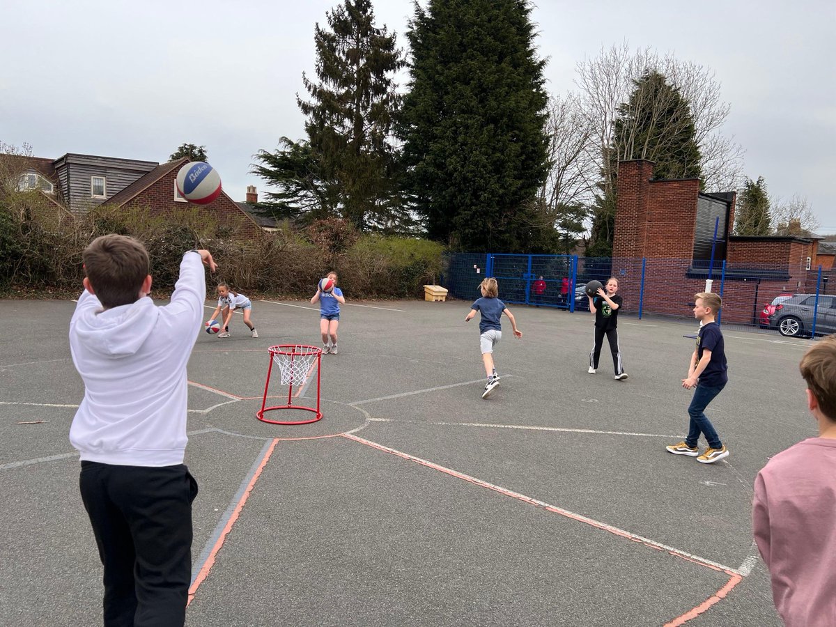 MrTBeaver's tweet photo. Year 5 enjoyed developing their basketball skills in PE on Friday 🏀 https://t.co/jRtB78w1ux