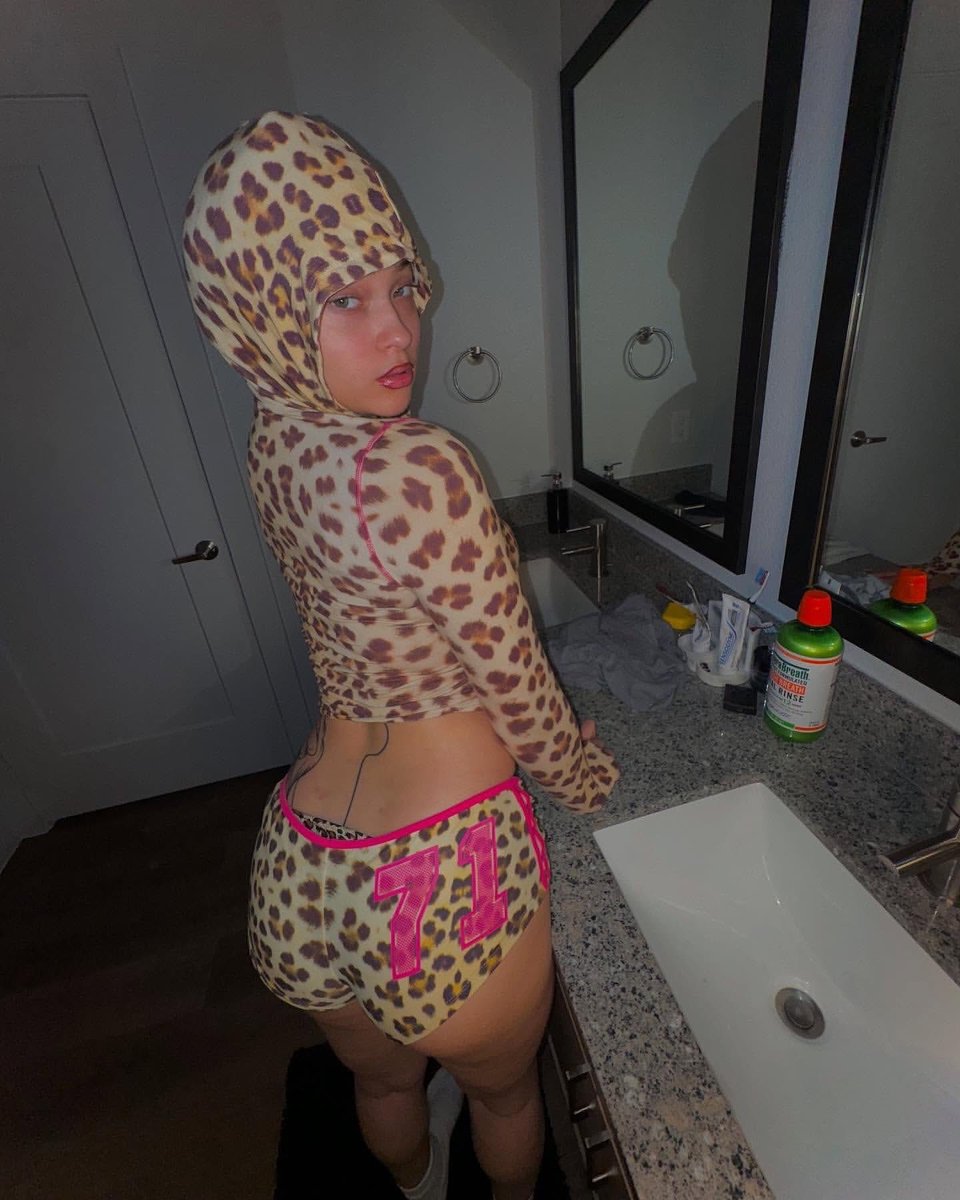 nutclass's tweet photo. meet me in the bathroom 😏💞 https://t.co/ln848wKeTg