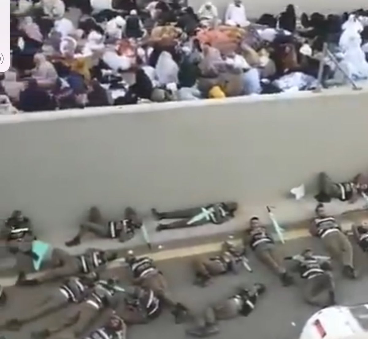 منظر تعب وإرهاق الجنود السعوديين في الصورة يعبر عن أسمى صور التضحية والإخلاص. ترى أجسادهم مرمية على الأرض من شدة الإرهاق، ولكن قلوبهم معلقة بخدمة ضيوف الرحمن، يؤدون واجبهم بكل صبر وإيمان. هذا المشهد يهز المشاعر، ويُشعرنا بالفخر والامتنان لهؤلاء الأبطال