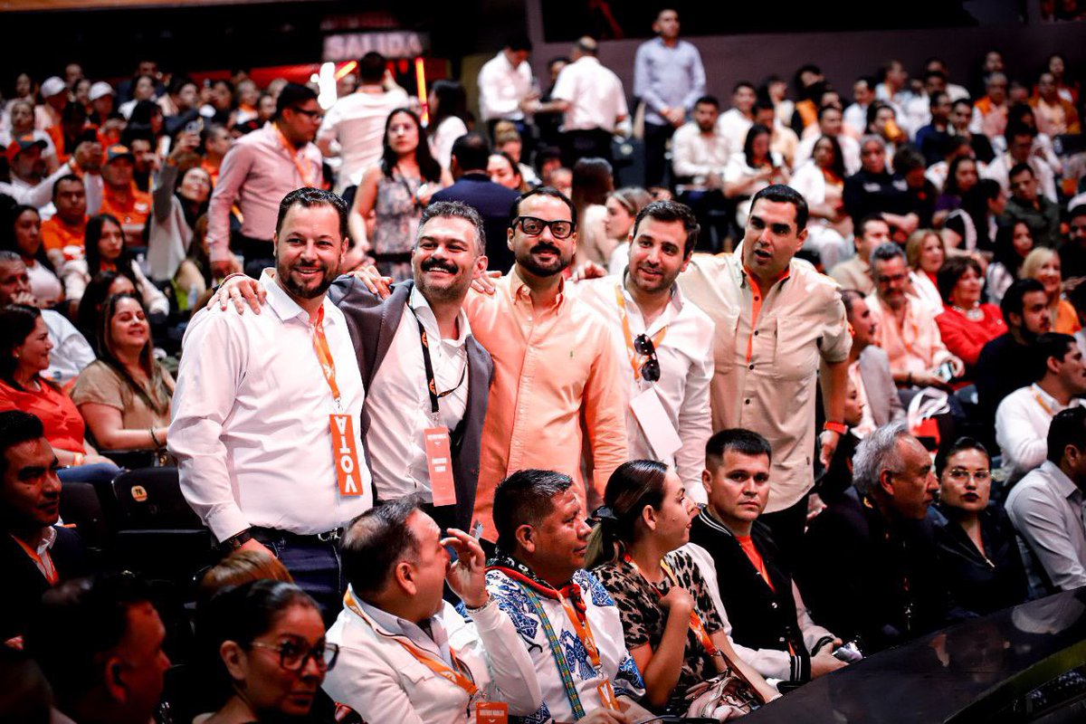 PanchoFrancoDgo's tweet photo. Con la mejor compañía desde la Coordinación Nacional de Autoridades Municipales. 

En Movimiento Ciudadano sabemos hacer las cosas y sabemos hacerlas en equipo. ¡Vamos por ese Durango Nuevo! 💪 https://t.co/eyqJdJdjLW