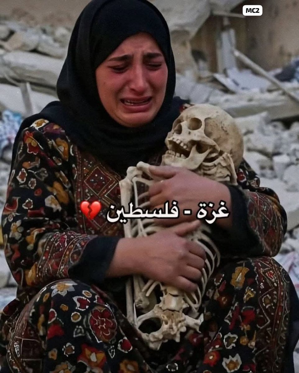 iAmjunaid313's tweet photo. یہ تصویر غزہ، فلسطین میں جاری المناک حالات کی ایک جھلک پیش کرتی ہے۔

ایک ماں اپنے بیٹے کی ہڈیاں سینے سے لگائے بیٹھی ہے، جسے مہینوں بعد تباہ شدہ گھر کے ملبے سے نکالا گیا۔ https://t.co/NtAL7cndQG