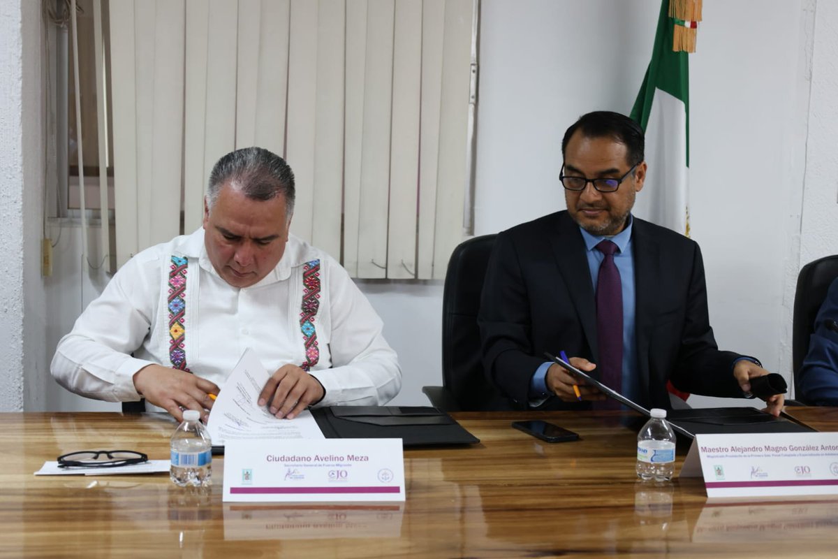 tsjoaxaca's tweet photo. El acuerdo también fue firmado por el Magdo. Alejandro Magno Glez. Antonio y el secretario gral. de Fuerza Migrante, Avelino Meza, con la participación del director de la @defensoria_oax, Mtro. Marcelo Merino García y la fundadora de Fundación Lazos América Unida, Teresa Vivar. https://t.co/YVbPiq0lz7