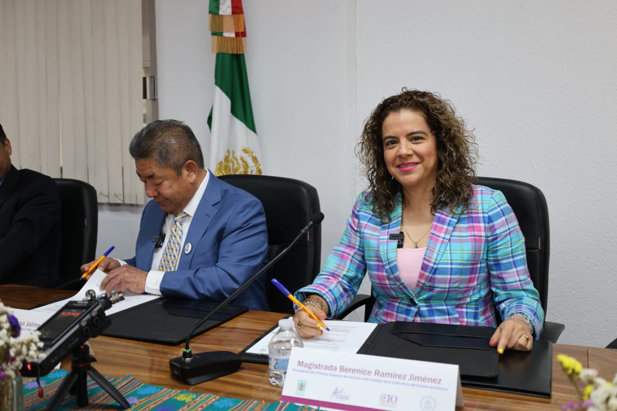 tsjoaxaca's tweet photo. La titular del Poder Judicial, @MagistradaBRJ y el fundador de la organización @FuerzaMigrante, Dr. Honoris Causa Jaime Lucero, signaron un convenio para fortalecer las directrices de la política pública institucional en favor de la comunidad migrante en EUA. https://t.co/IOjtkOe3BF
