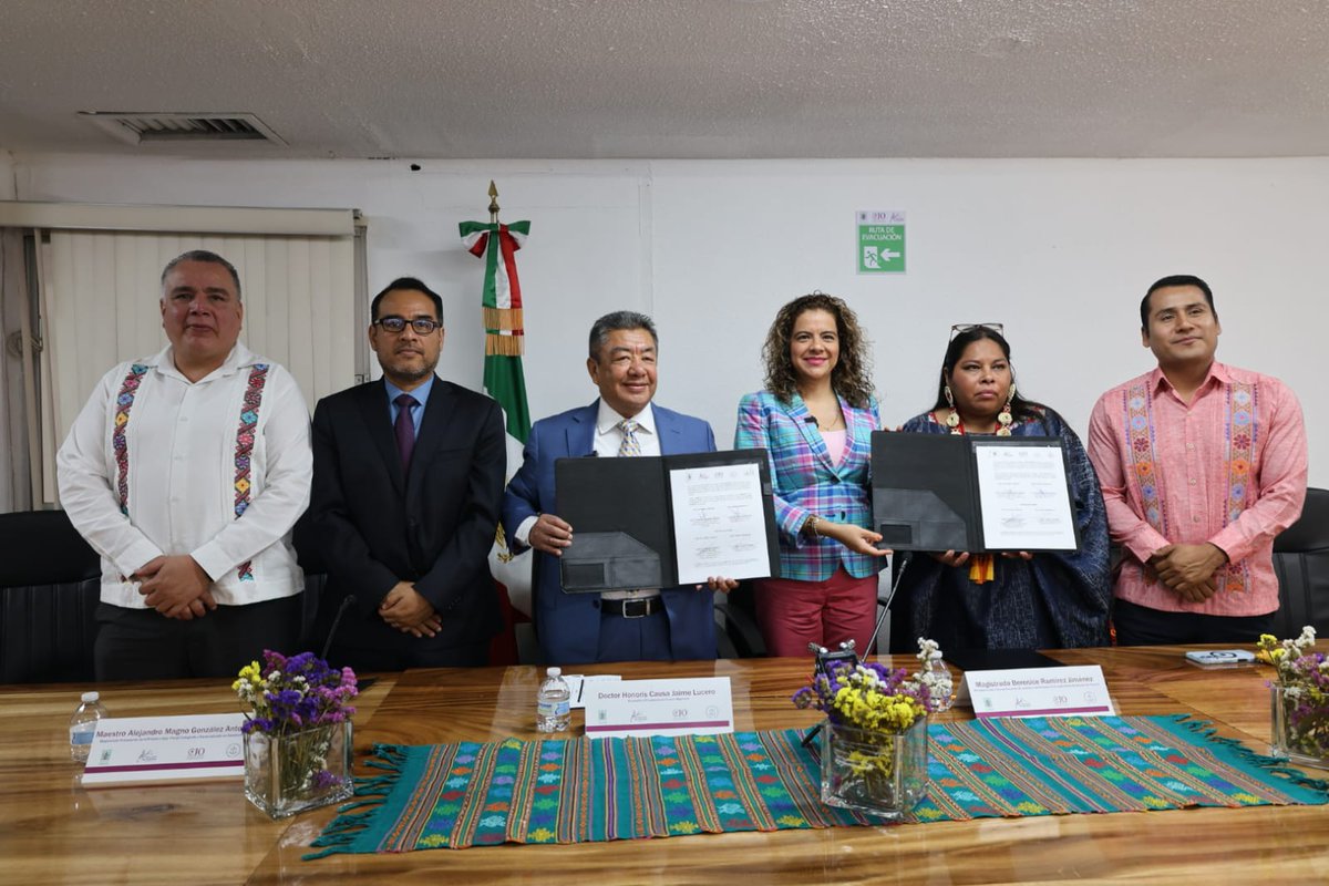 tsjoaxaca's tweet photo. La titular del Poder Judicial, @MagistradaBRJ y el fundador de la organización @FuerzaMigrante, Dr. Honoris Causa Jaime Lucero, signaron un convenio para fortalecer las directrices de la política pública institucional en favor de la comunidad migrante en EUA. https://t.co/IOjtkOe3BF