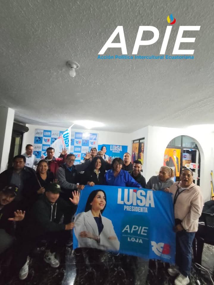 colectivoapie's tweet photo. Con gran emoción desde su sede cantonal, el Colectivo #APIE #Loja siguió la transmisión del #DebatePresidencial2025 donde nuestra candidata @LuisaGonzalezEc demostró ser la mejor opción para construir juntos un mejor Ecuador 🇪���💯

#colectivodeapie 
#AcciónPolítica 
#PorLaVida https://t.co/CortVGKwao