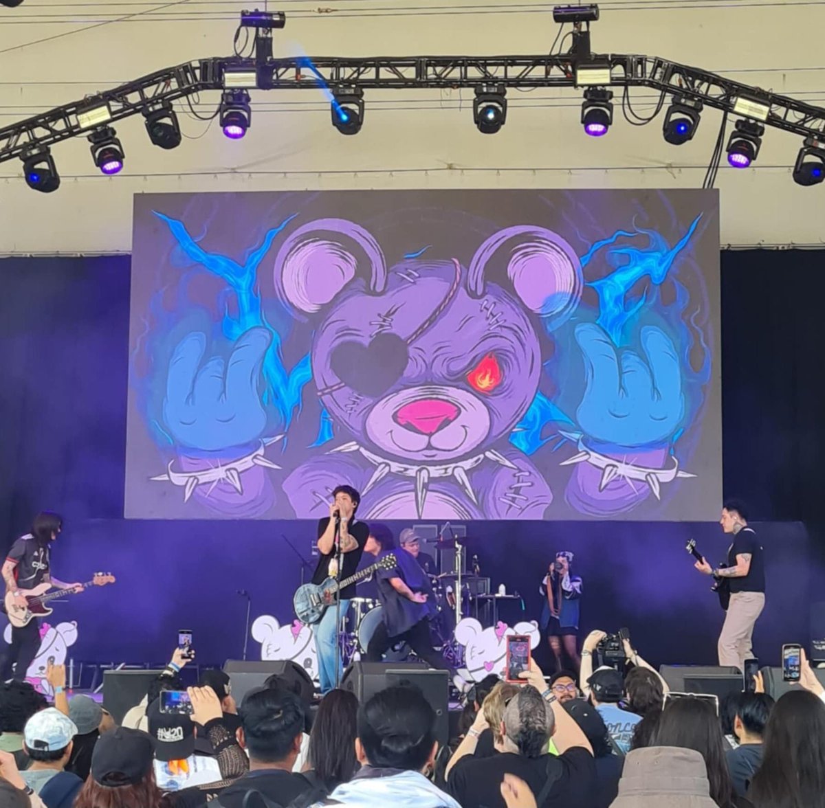 #arte #visuales para Miki Madrigal, quien se presento en hashtag
#Vivelatino 16 marzo 2025, muchas gracias por la confianza. 
#ilustracion