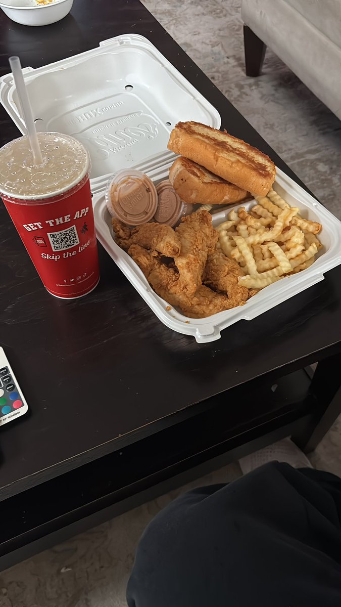 DoofusMcNoofus's tweet photo. Holy fuck. Holy fucking fuck. That body of yours is absurd #BoxComboNoSlawDoubleToastExtraSauceAndLemonade #Caniac #CANESPartner https://t.co/kuFmKJFW1o