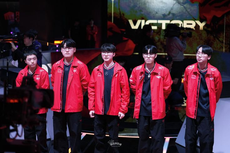gumayusinism's tweet photo. See you on the rift this April— Doran, Oner, Faker, Gumayusi and Keria! 화이팅! 🍀 https://t.co/3qwvLjaQWt