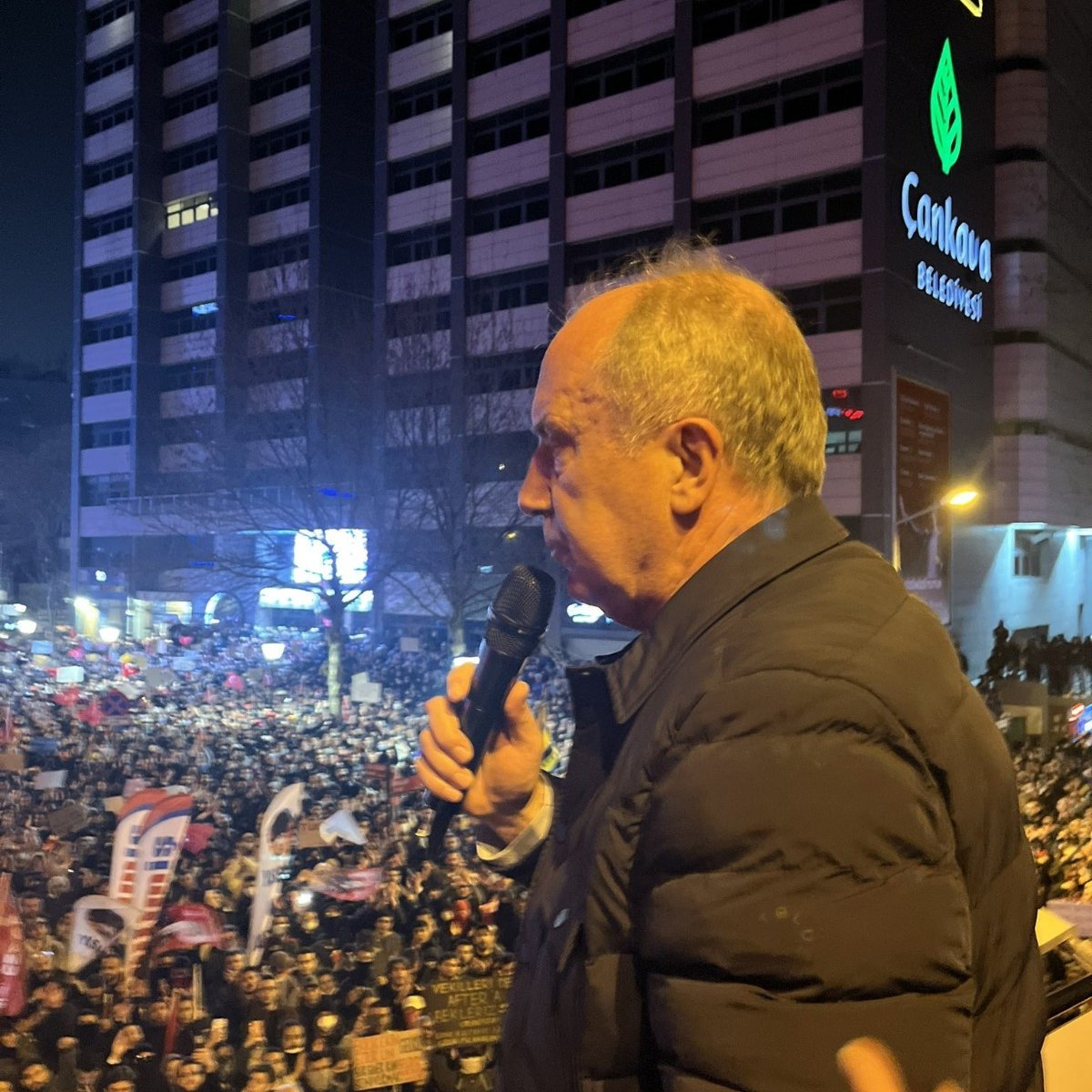 Muharrem İnce Kızılay'da harika ve çok coşkulu bir  konuşma gerçekleştirdi ancak hiçbir ajans veya televizyon vermedi. Alandaki insanların açtığı yayınlardan takip ettik. Umarım profesyonel bir kamera ile kayıt edilmiştir.