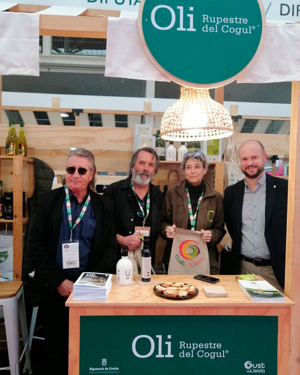Promo_Economica's tweet photo. 📸@jordi_verdu també ha visitat els estands de la Cooperativa Les Cabanes, @OliRupestre i la Cooperativa de Sant Isidre https://t.co/LF6tDHUNP1