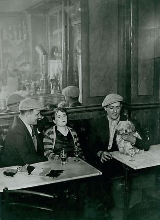 📷 Brassaï. 
Scène de café 
1932. Paris