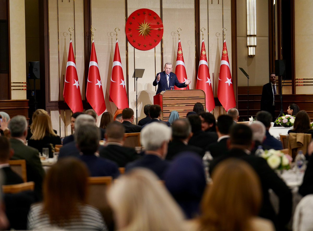 Yusuf__Tekin's tweet photo. 📍 Ankara/ Cumhurbaşkanlığı Külliyesi 

Cumhurbaşkanımız Sayın Recep Tayyip Erdoğan'ın teşrifleri ile ülkemizin dört bir yanından gelen öğretmenlerimiz, eğitim yöneticilerimiz, eğitimin her kolunda fedakarca hizmet veren kıymetli çalışanlarımızla “Eğitim Ailesi İle İftar” programı vesilesiyle bir araya geldik. 

Evlatlarımızın geleceği için çalışan maarif ailemiz, ülkemizin en büyük ailesidir.

Bize ait değerleri yaşatmak, bu iklimi evlatlarımıza miras bırakmak, onlara verebileceğimiz bir hazine değerindedir.

Bu bilinçle Ramazan ayı boyunca binlerce evladımızla, yüzlerce öğretmen ve eğitim çalışanımızla orucumuzu okullarda açtık, bir arada olmaya gayret gösterdik.

Eğitim ailemizin özverili çalışmalarıyla Türkiye Yüzyılı’nın yolu açık ve aydınlık olacaktır. 

Bu vesileyle Sayın Cumhurbaşkanımıza bizleri misafir ettiği ve eğitime her daim destek olduğu için maarif ailemiz adına teşekkür ediyorum.