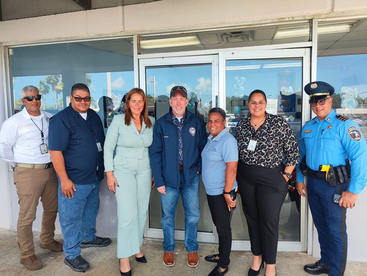 El Secretario se reunió hoy con la alcaldesa de Canóvanas, <a href="/LORNNASOTO/">LORNNA J SOTO</a> y su equipo de trabajo, para discutir temas de seguridad y delinear el plan de trabajo para atender sus inquietudes. El Secretario hizo un recorrido en las instalaciones de COE y el Cuartel municipal.