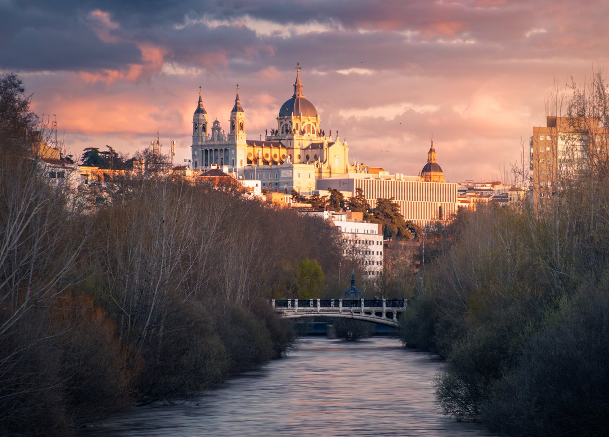 Aquí nos conformamos con poco: El Manzanares con agua y la Catedral de la Almudena al atardecer.