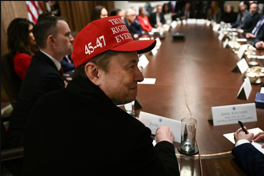 lazydjay's tweet image. 马斯克今天参加了白宫内阁会议，他坐在桌子的一端，戴着一顶红色的“特朗普说的一切都是对”的帽子。
会议结束时，川普称赞马斯克是爱国者。

当年林彪举着毛语录也称赞毛泽东一切都是正确的伟大的，马斯克也学会了😂😂😂，这届美国政府越来越逗逼了👎👎👎