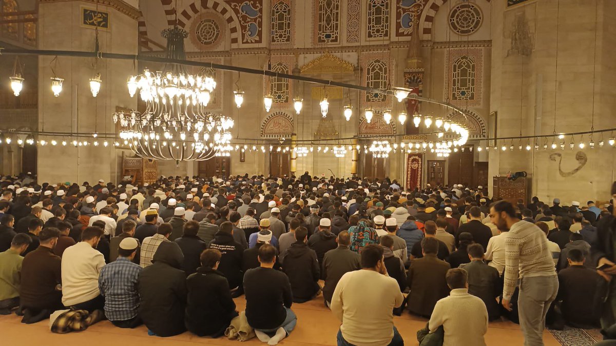 Bu ülkenin gerçek sahipleri, mukaddesatını gavurlardan korumak için Şehzadebaşı Camii’nde teravih namazında toplandılar.