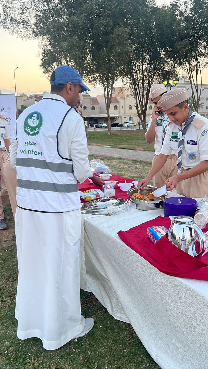 alizdhar's tweet photo. بحمد الله، أقامت جمعية التنمية الأهلية بحي الازدهار بالتعاون مع أمانة منطقة الرياض فطورا جماعيا في حديقة الازدهار قُدّمت فيه وجبات الإفطار لأهالي الحي يوم الأربعاء ١٤٤٦/٩/١٩ه‍.
 نشكر كل من ساهم في هذا العمل المبارك، ونسأل الله القبول والمثوبة للجميع. #جمعية_التنمية_بحي_الازدهار https://t.co/IP3QRGeRLT