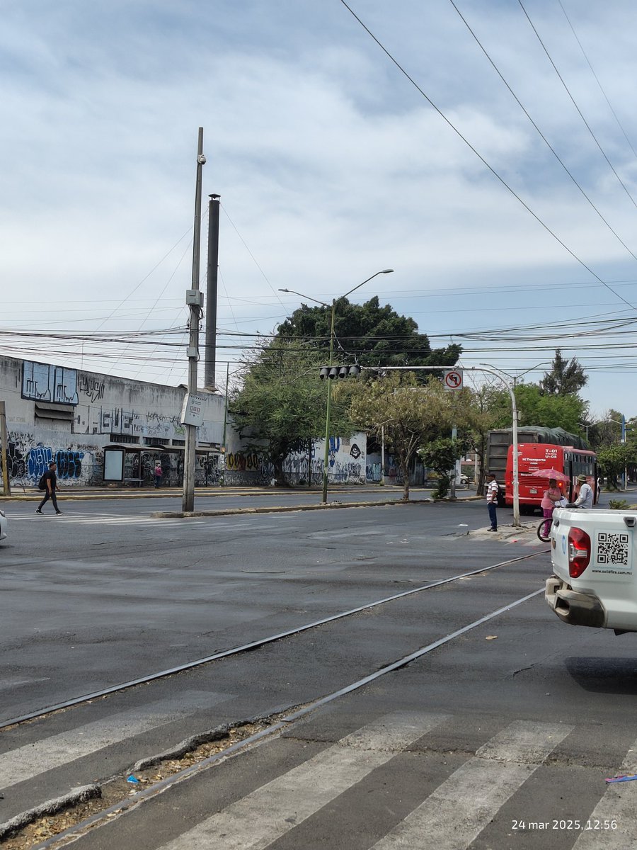 matinl1's tweet photo. @AgenciaAMIM semáforo caído ocasiona que autos se pasen el semáforo y obstruyan circulación, en el cruce de López de Legaspi y 8 de julio (calle 10) zona industrial de Guadalajara, en sentido oriente a poniente https://t.co/mcde5AplMX