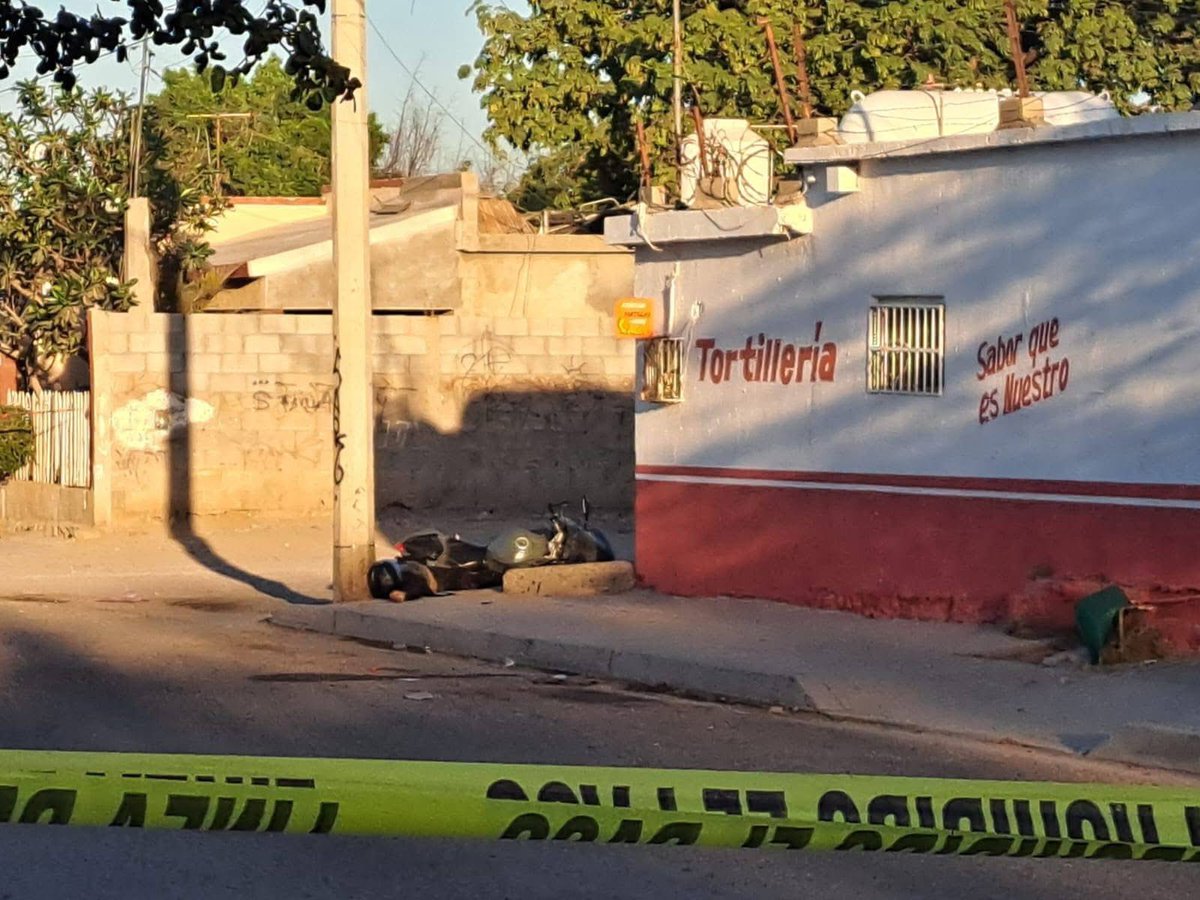 #SONORA Esta mañana al norte de #Hermosillo y tras un enfrentamiento, Un elemento de la Policía Municipal (<a href="/Policia_HMO/">Policía Municipal de Hermosillo</a>) resultó herido, un civil armado muerto y dos presuntos sicarios heridos. Los hechos ocurrieron en la Colonia Eusebio Kino