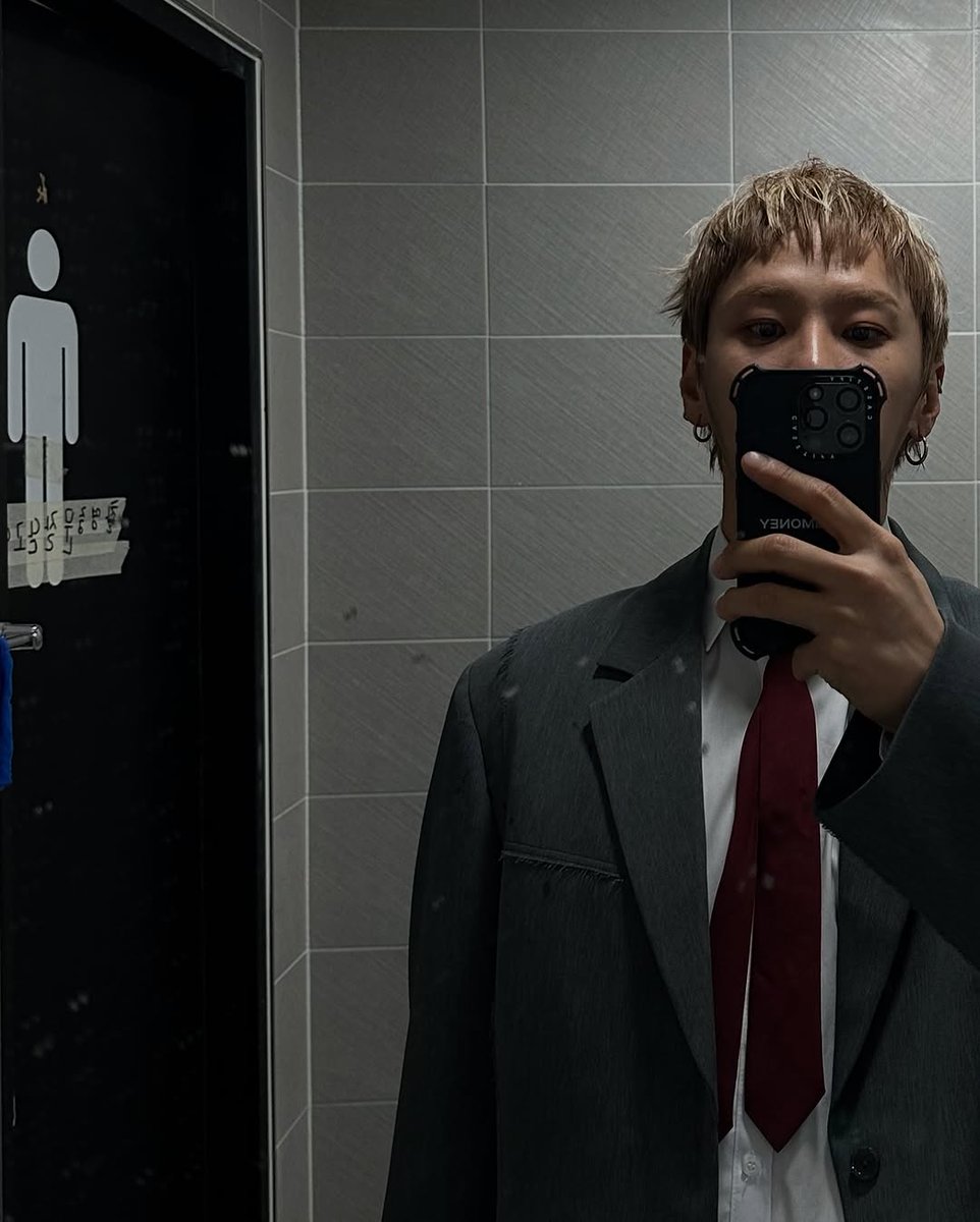 9_life__'s tweet photo. 권도니 교복 vs 정장 https://t.co/8r729ey7uI