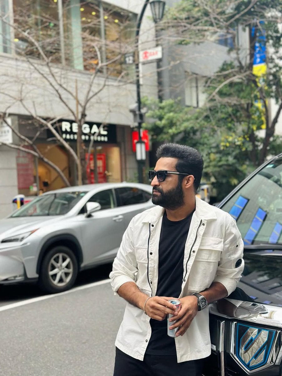 MadhuriDaksha's tweet photo. #CelebrityNews : Tokyo streets are feeling Tarak’s heat.
Man of Masses #NTR looks dashing in Japan
#Devara #DevaraInJapan #DevaraJapanRelease #devarajatharaa #JrNTR #tarak9999 #PanIndia #TeluguNews #News https://t.co/WwWMZyibsb