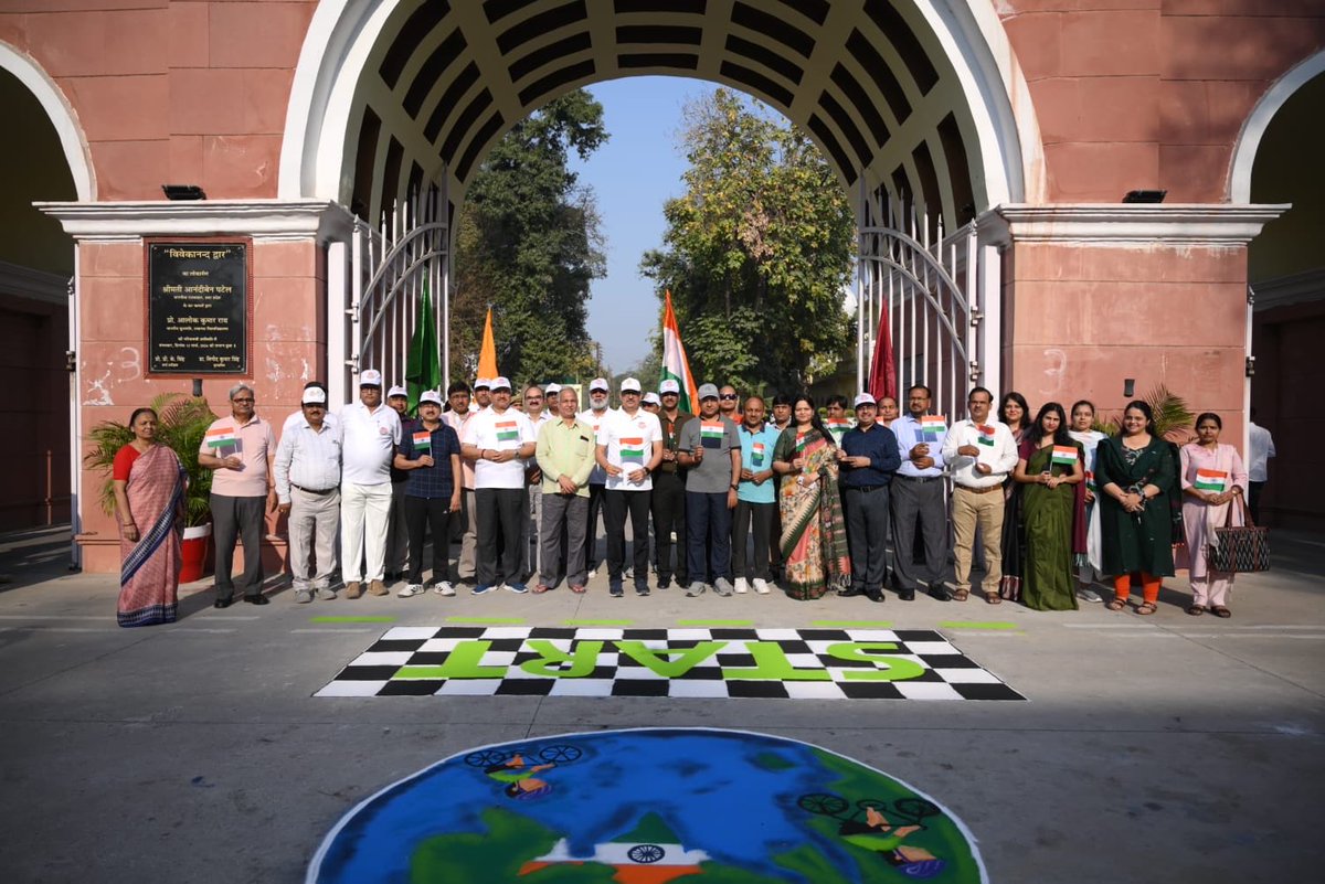profalokkumar's tweet photo. लखनऊ विश्वविद्यालय मुख्य परिसर के “विवेकानन्द द्वार” से ३ दिवसीय साइकिल यात्रा का आज शुभारंभ हुआ। प्रकृति और संस्कृति से जोड़ने ��ी इस यात्रा में छात्र, शिक्षक एवं अधिकारी सब शामिल हुए। मैंने भी यात्रा के प्रथम पड़ाव तक सभी के साथ ८ किमी की यात्रा में साथ दिया। https://t.co/NaPyqKDjEb