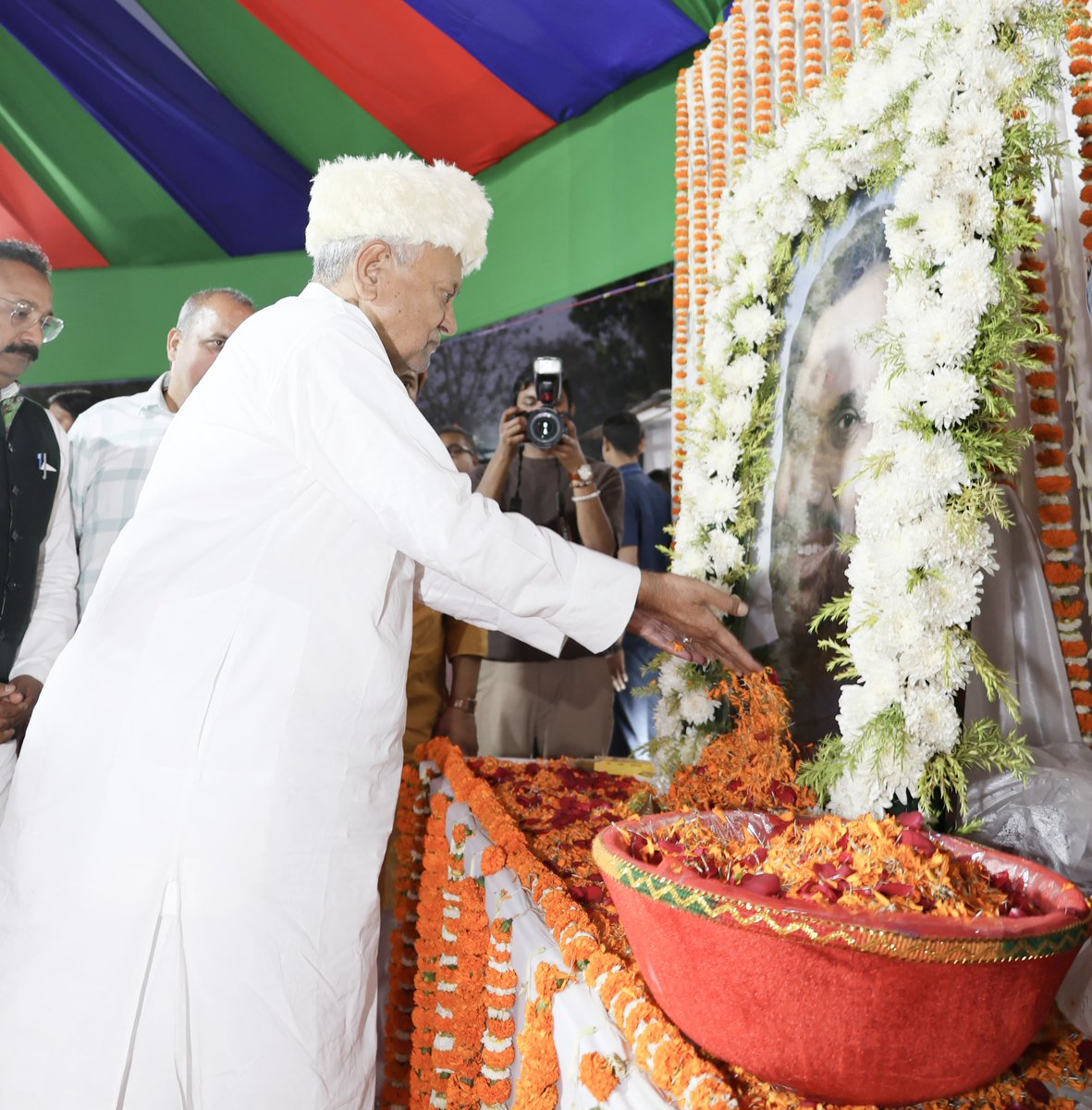 Jduonline's tweet photo. माननीय मुख्यमंत्री श्री @NitishKumar जी ने आज माननीय केंद्रीय मंत्री सह राष्ट्रीय अध्यक्ष, लोजपा (रामविलास) श्री @iChiragPaswan द्वारा आयोजित दावत- ए-इफ्तार में सम्मिलित होकर सभी को पाक रमजान की मुबारकबाद दी और राज्य की खुशहाली की दुआ की।

इस अवसर पर माननीय उप मुख्यमंत्री श्री @samrat4bjp , माननीय मंत्री श्री @VijayKChy , श्री @AshokChoudhaary , श्री @mangalpandeybjp , डॉ. प्रेम कुमार, श्री संतोष कुमार सुमन, श्रीमती @MandalSheela , श्री महेश्वर हजारी, जद(यू) के माननीय प्रदेश अध्यक्ष श्री @JDUUmeshSingh एवं अन्य गणमान्य लोग मौजूद रहे।

#JDU #Bihar #NitishKumar #iftar2025 #ramadan2025