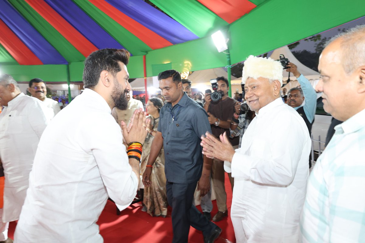 Jduonline's tweet photo. माननीय मुख्यमंत्री श्री @NitishKumar जी ने आज माननीय केंद्रीय मंत्री सह राष्ट्रीय अध्यक्ष, लोजपा (रामविलास) श्री @iChiragPaswan द्वारा आयोजित दावत- ए-इफ्तार में सम्मिलित होकर सभी को पाक रमजान की मुबारकबाद दी और राज्य की खुशहाली की दुआ की।

इस अवसर पर माननीय उप मुख्यमंत्री श्री @samrat4bjp , माननीय मंत्री श्री @VijayKChy , श्री @AshokChoudhaary , श्री @mangalpandeybjp , डॉ. प्रेम कुमार, श्री संतोष कुमार सुमन, श्रीमती @MandalSheela , श्री महेश्वर हजारी, जद(यू) के माननीय प्रदेश अध्यक्ष श्री @JDUUmeshSingh एवं अन्य गणमान्य लोग मौजूद रहे।

#JDU #Bihar #NitishKumar #iftar2025 #ramadan2025