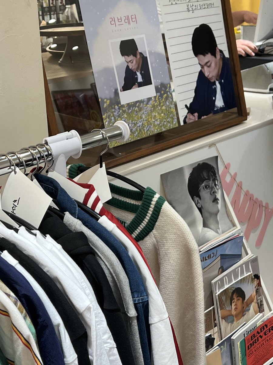 appletokkigom's tweet photo. 이것이 전시장인가 생카인가 구분하기 힘들 정도로 수집하신 것에 놀라다가 보존상태 보고 그냥 kijul을 해.. 하나하나 설명해주시는 친절함에 감동받고 늦게라도 럭드하고 띠부씰도 사고 트친들도 만나고 존버해서 사진도 가졌으니 성불할것임 🤪
#정민에게_보내는_봄날의_러브레터
#DEAR_MY_SPRING https://t.co/rQK2shG3ND