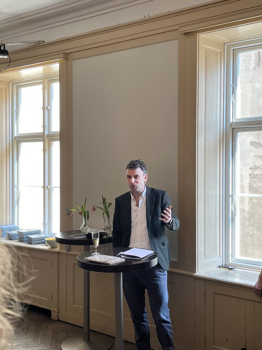 rasmuspilegaard's tweet image. Tak til @TaenketankenDEA for antologien Uddannelsesglæde, som jeg ser frem til at læse 🙌📖 Til bogreceptionen var der i hvert fald mange gode bud på uddannelsesglæde og kloge ord fra Rasmus Meyer om Trivselskommissionens anbefalinger 👏