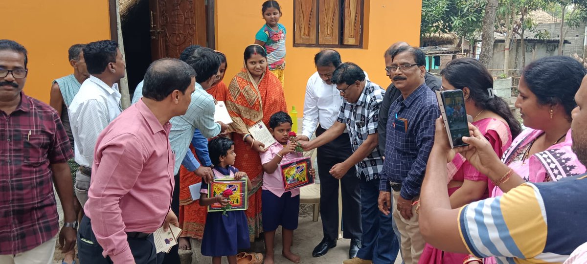 ଜିଲ୍ଲାପାଳ,ଭଦ୍ରକ ଆଜି ବନ୍ତ ବ୍ଲକ୍ ଅନ୍ତର୍ଗତ ତାଳପଦା ରେ ଖଡଛୁଆଁ ଓ ପ୍ରବେଶ ଉତ୍ସବ ପାଇଁ  ମାନ୍ୟବର ମୁଖ୍ୟମନ୍ତ୍ରୀ ପ୍ରଦତ୍ତ ନିମନ୍ତ୍ରଣ ପତ୍ର ପ୍ରଦାନ କଲେ।ଅତିରିକ୍ତ ଜିଲ୍ଲାପାଳ,ମୁଖ୍ୟ ଉନ୍ନୟନ ଅଧିକାରୀ,ଉପ ଜିଲ୍ଲାପାଳ ,ମୁଖ୍ୟ ଜିଲ୍ଲା  ଚିକିତ୍ସା ଅଧିକାରୀ ଏବଂ ଗୋଷ୍ଠୀ ଶିକ୍ଷା ଅଧିକାରୀ ଏହି ପରିପ୍ରେକ୍ଷୀରେ ଉପସ୍ଥିତ ଥିଲେ।