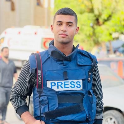 Tarek_Bae's tweet photo. Israel hat heute zwei Journalisten gezielt ermordet. Mohammed Mansour und Hossam Shabat. Hossam Shabats letzter Bericht war über den Tod von Mohammed Mansour.
 Ich habe Hossam sehr geschätzt. Er war furchtlos in seiner Berichterstattung, wurde mehrmals beschossen und gab dennoch nie auf, die schrecklichen Bilder, Fakten, Zahlen und Stimmen aus Gaza mit der Welt zu teilen. Ein junger Journalist, der mit seinen 23 Jahren mehr drauf hatte, als die versammelten Chefredakteure unserer Republik. 

Das Schweigen über diese gezielten Ermordungen von Kollegen in der deutschen Presselandschaft ist eine Schande für die Pressefreiheit. Es kann keinen Zweifel geben: Wer diesen Genozid, zu dem Israels Krieg gegen die palästinensische Presse gehört, nicht verurteilt, sollte sich nicht mehr Journalist schimpfen.