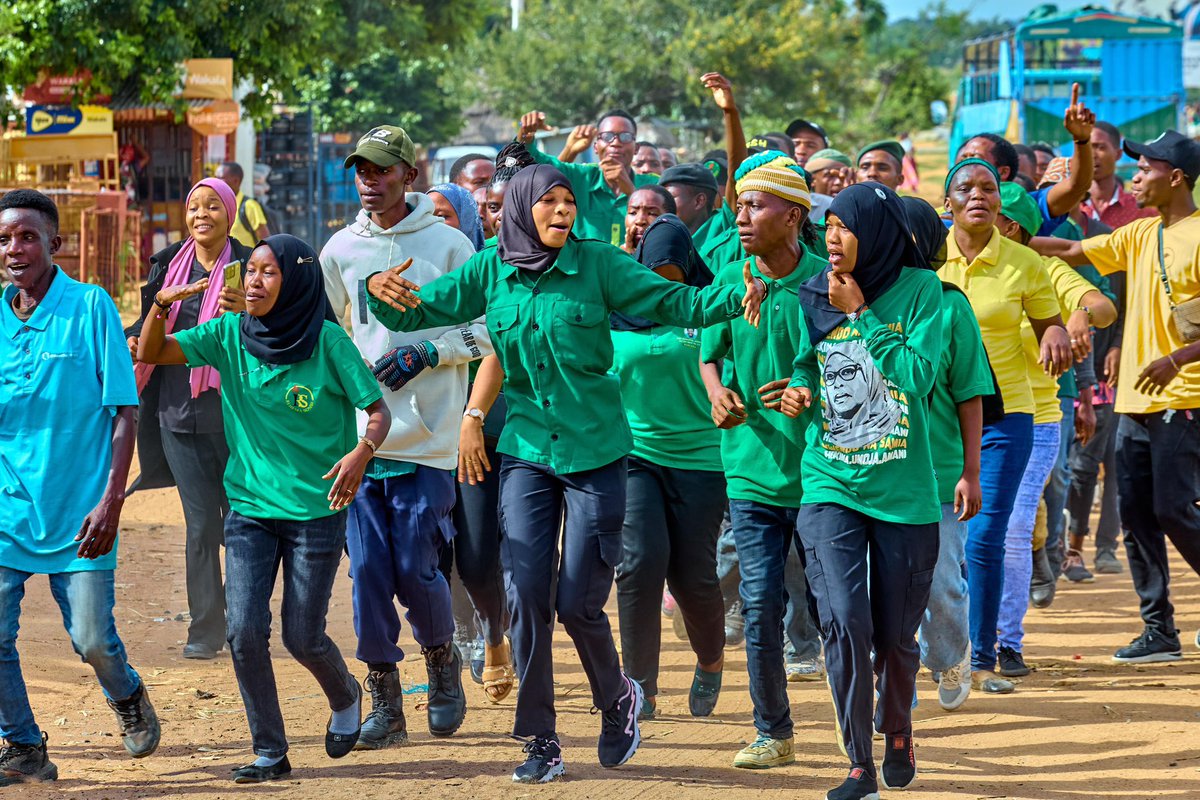 Mwenyekiti wetu wa Vijana Cde Mohamed Kawaida ameisimamisha Ikungi, Singida leo kwenye ziara yake ya kikazi ndani ya mkoa huo. Vijana wamejitokeza kwa wingi sana kumlaki Kiongozi wao 💚💚💚💚💚💚