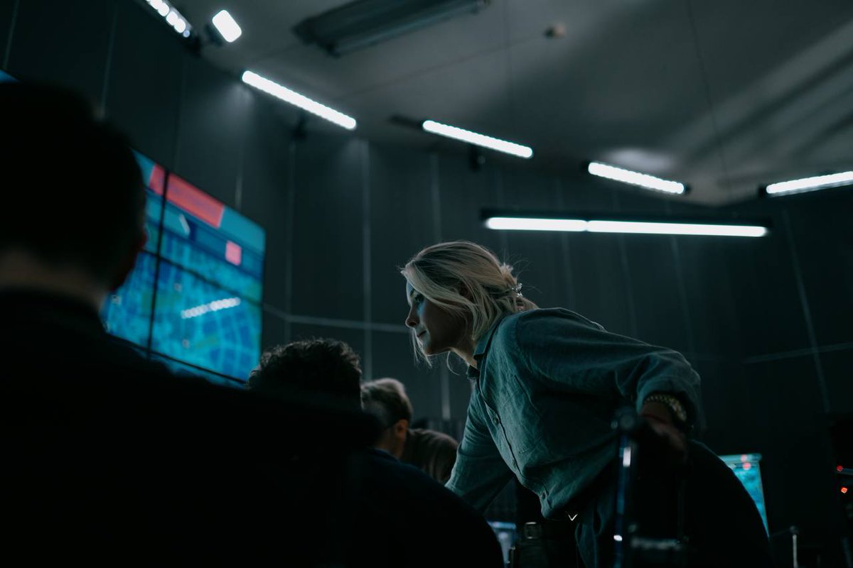 Мария Архипова невероятная. Как же я обожаю этот её образ в рубашке и с собранными волосами

#мги #майоргромигра