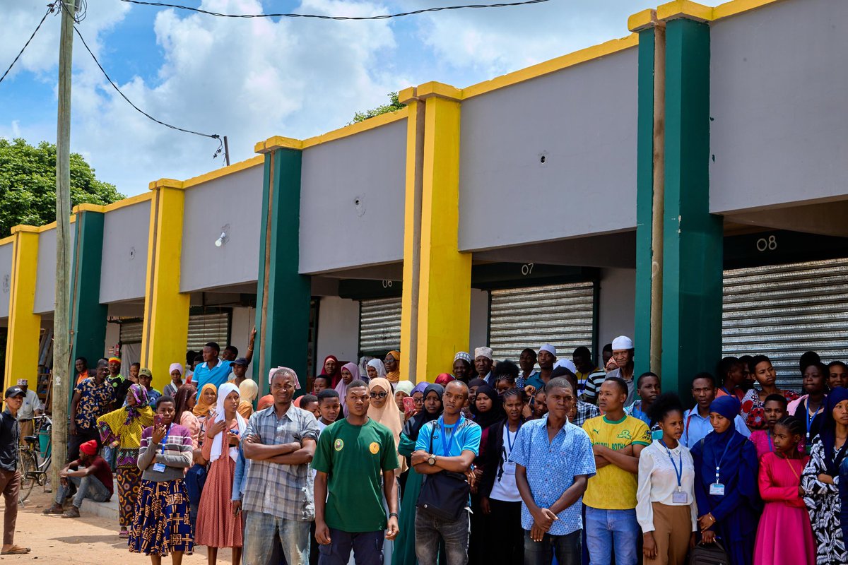 Tukisema KAZI na UTU tunamaanisha!!!!

Vijana wa CCM tunafanya kazi, tunabuni miradi ya kiuchumi, tunataka kujitegemea na kuondokana na kuwategemezi. Tunafanya kwa vitendo!!!

Leo mwenyekiti amezindua mradi wa frame 73 za UVCCM Mkoa wa Singida!!