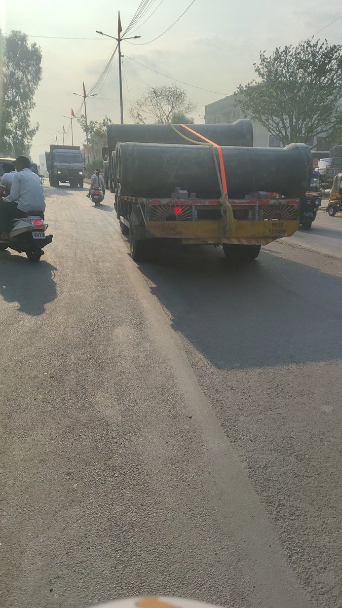 G1gorad's tweet photo. @PCcityPolice पिंपरी चिंचवड मध्ये चाललं आहे काय? भर दिवसा अवजड टिपर उलट बाजूने फिरत आहेत , धोकादायक पध्दतीने पाईप बांधून वाहतूक होत आहेत, रस्ता निम्मा गाड्या पार्क करून कब्जा होतोय.. डांगे चौक ते थेरगाव दिमार्ट या रस्त्यावर तर एक बाजू पार्किंग म्हणून वापरली जात आहे ! लक्ष आहे का? https://t.co/w1KmTuJmkj