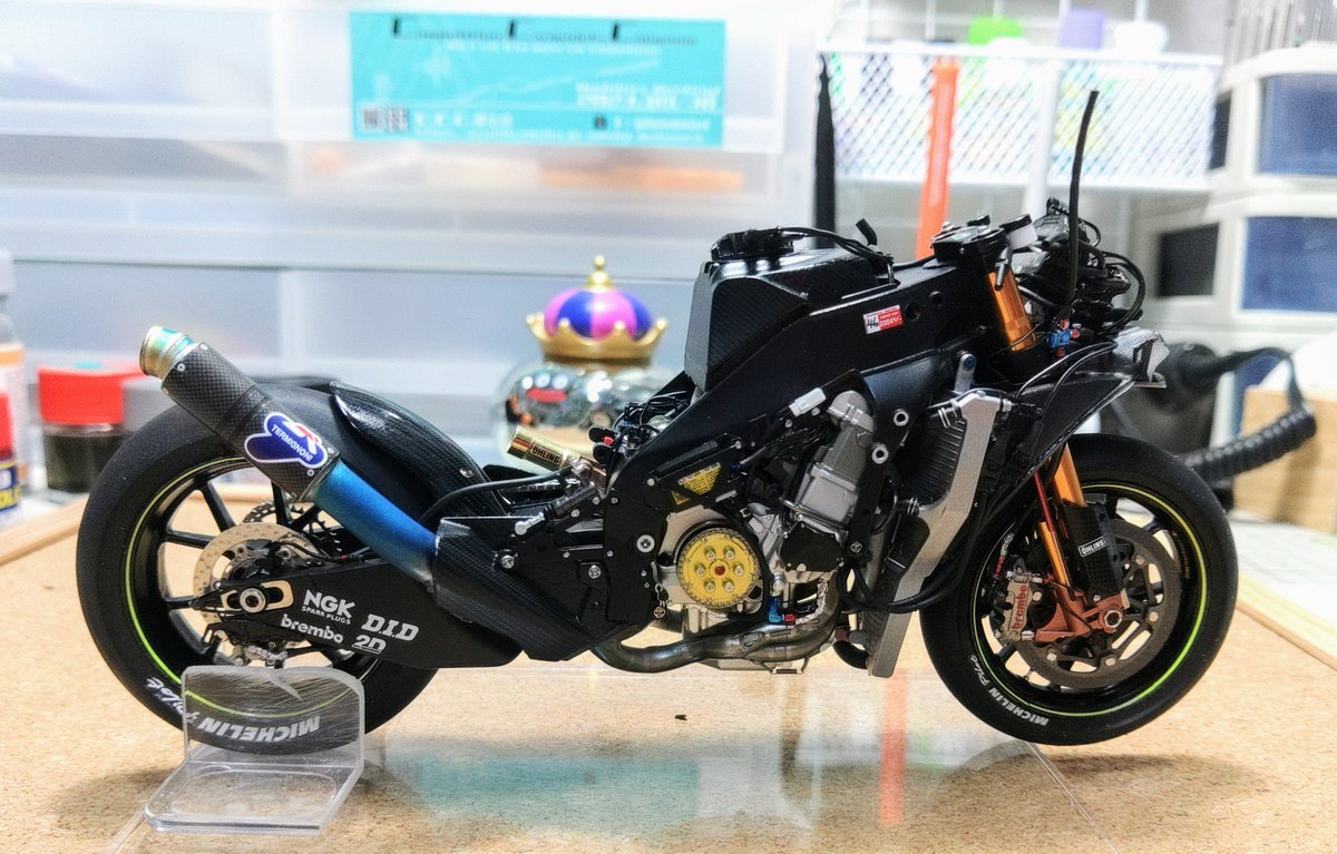osakin55's tweet photo. TAMIYA YAMAHA YZR-M1`04 Super Detail
ECUやらディスプレイパネル周辺を取付しました。
更に精密感が増して格好良くなったので何とかモチベーションが続いてる感じですね😅
次はハンドル周りの仕上げ進めます。
#バイクプラモ盛上げ隊 #バイク模型が好きだ #TopStudio https://t.co/3ml1dgnBfT