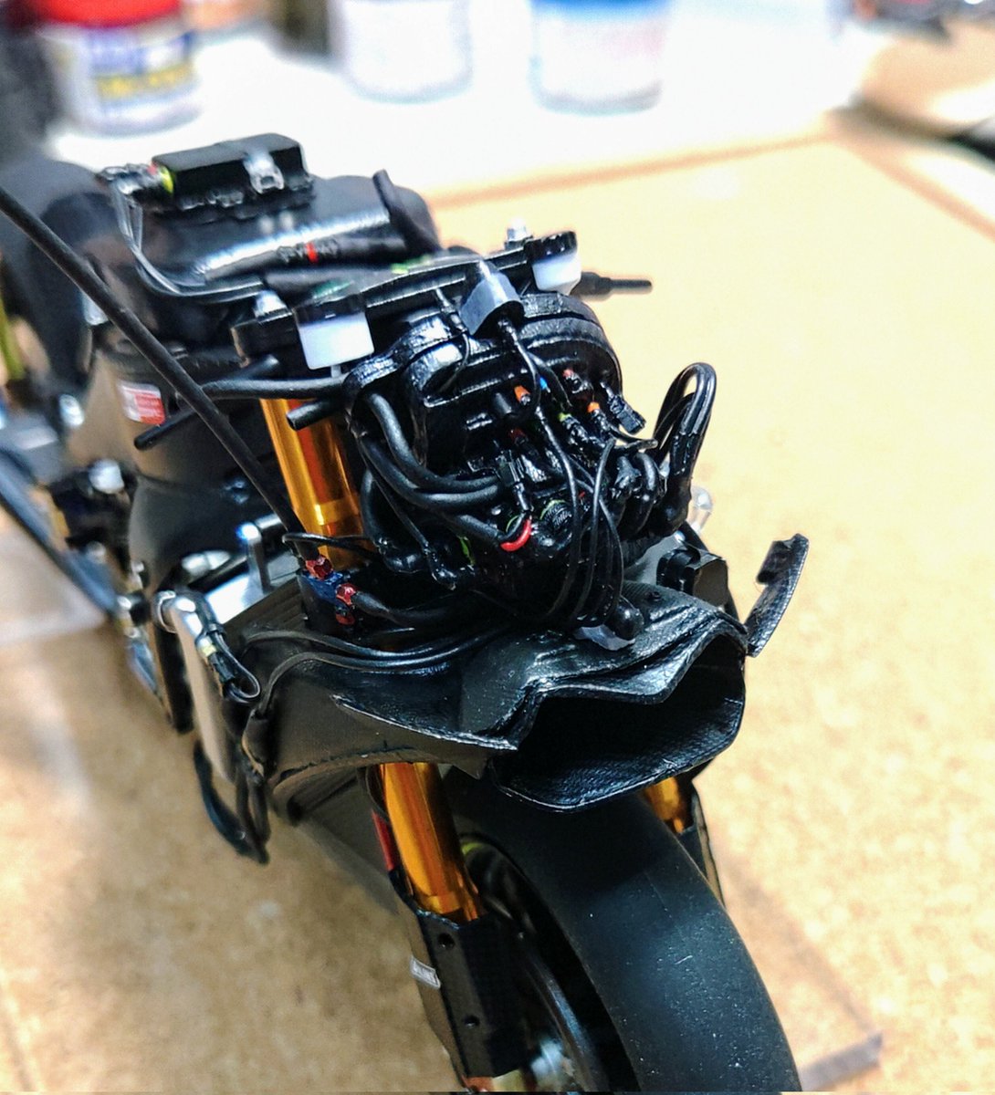 osakin55's tweet photo. TAMIYA YAMAHA YZR-M1`04 Super Detail
ECUやらディスプレイパネル周辺を取付しました。
更に精密感が増して格好良くなったので何とかモチベーションが続いてる感じですね😅
次はハンドル周りの仕上げ進めます。
#バイクプラモ盛上げ隊 #バイク模型が好きだ #TopStudio https://t.co/3ml1dgnBfT