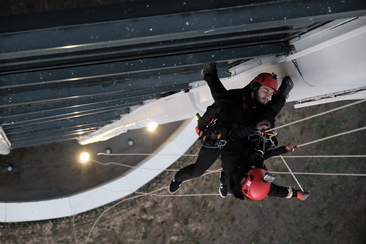 Bazı anlar vardır, saniyeler her şeyi değiştirir.

Proje: Asansör Kuyuları Yalıtımı
Lokasyon: Çamlıca Kulesi, İstanbul
Yükseklik: 72m

#ropeaccess #rescue #ipleerişim #kurtarma #roperescue #ziendustriyel