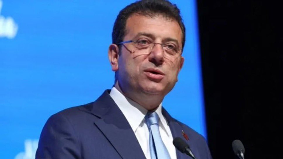 Ekrem İmamoğlu cezaevinden şu şekilde mesaj yollamış:

“Mitinglerde sadece ve sadece Türk bayrağı olmalı. Herhangi bir parti, grup ya da oluşumun bayrağı olmasın. Hepimiz Türk bayrağı altında birleşelim.”

Türk bayrağı vurgusunu çok doğru buluyorum.