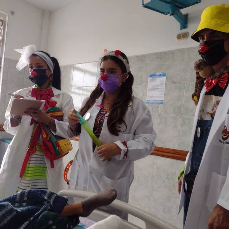 El Hospital Central de San Cristóbal fue la primera institución que nos abrió las puertas cuando nació el programa <a href="/DoctorYasoSC/">Doctor Yaso San Cristóbal</a>, en 2008. Hoy en día seguimos visitando habitación por habitación a cada paciente de distintas áreas de atención médica. Llevamos alegría y esperanza.