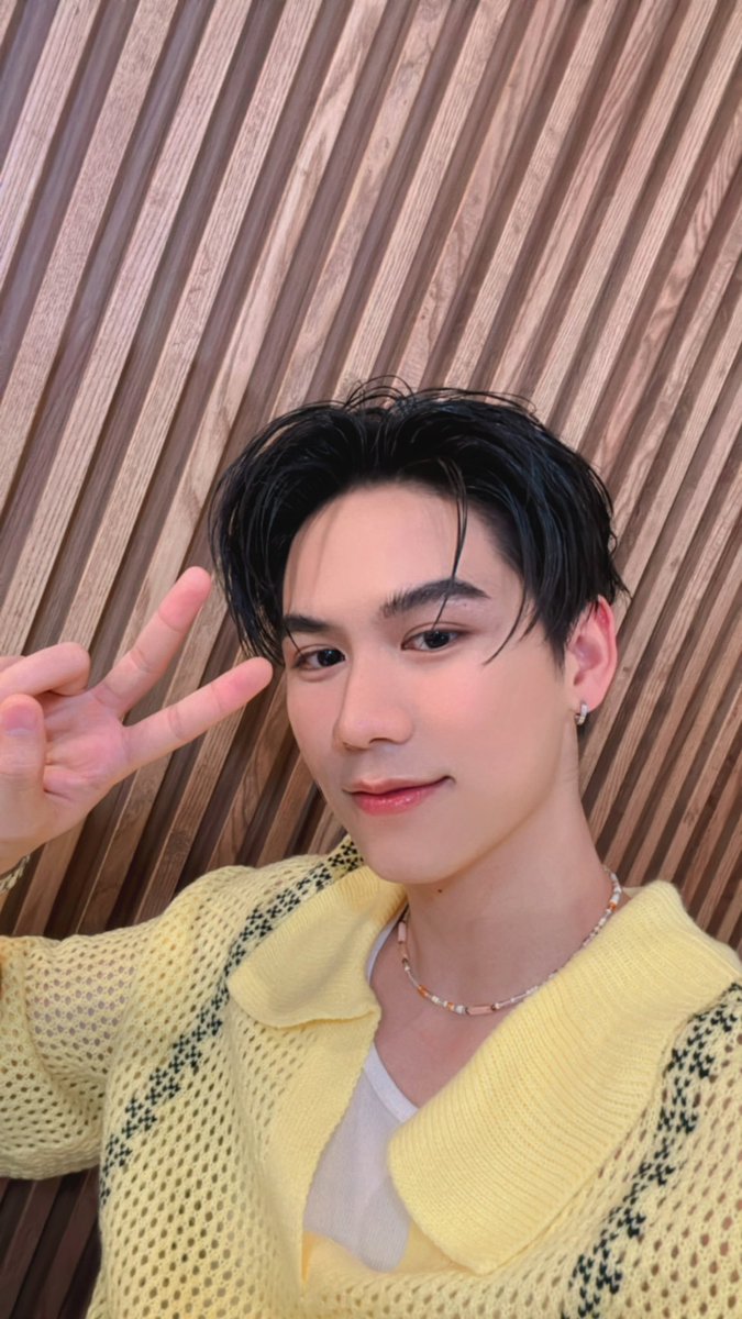satang's tweet photo. Feelin cool with yellow in. https://t.co/2q1eVpg1MU