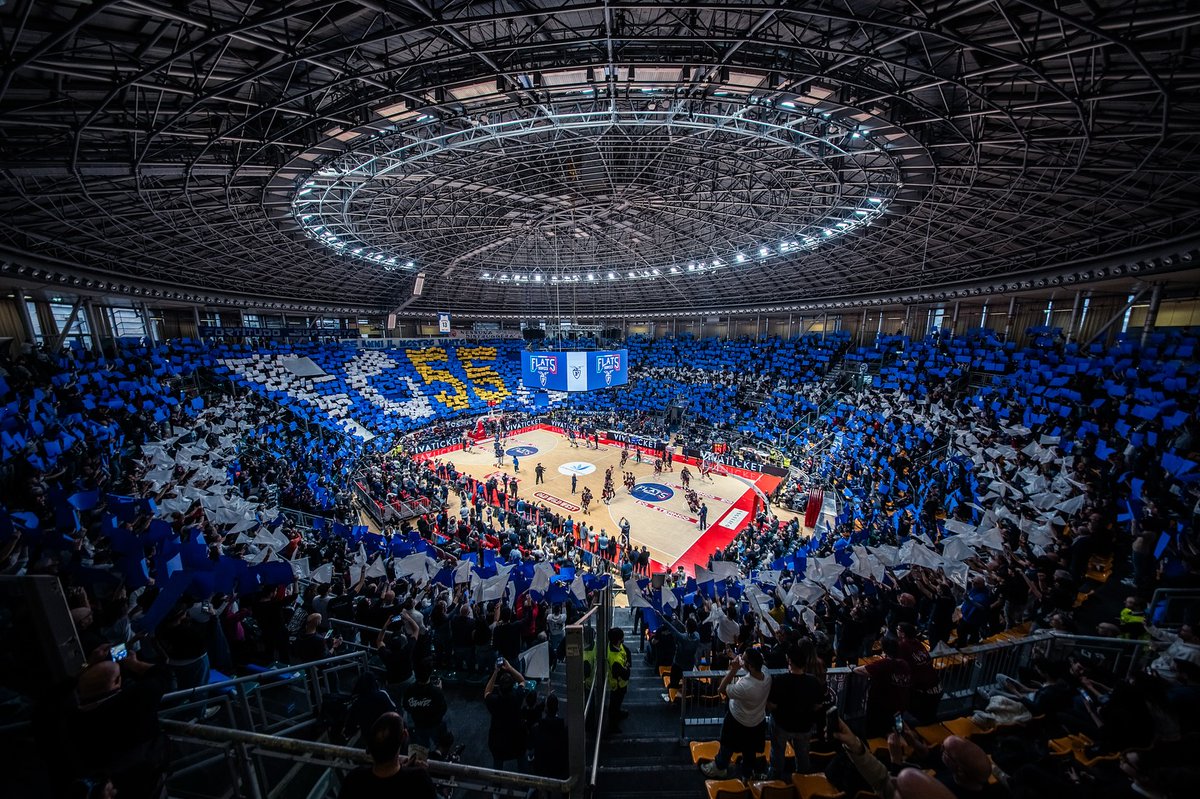 parallelecinico's tweet photo. Gli ultimi 15 anni di storia della Fortitudo Bologna:
- retrocessione dalla A all'A2
- radiazione
- ripartenza dalla B1
- due stagioni in B1
- quattro stagioni in A2
- ritorno in Serie A
- ritorno in A2

Oggi è quarta in classifica in A2 a otto punti dalla prima, registra 5.300 spettatori di media (in Serie A solo tre squadre ne fanno di più), e questa foto è di ieri pomeriggio prima della partita contro Nardò (penultima in classifica).
La sostanza è che può succedere qualsiasi cosa, può militare in qualunque categoria, ma lo spettacolo di pubblico resta sempre e comunque unico in Italia.