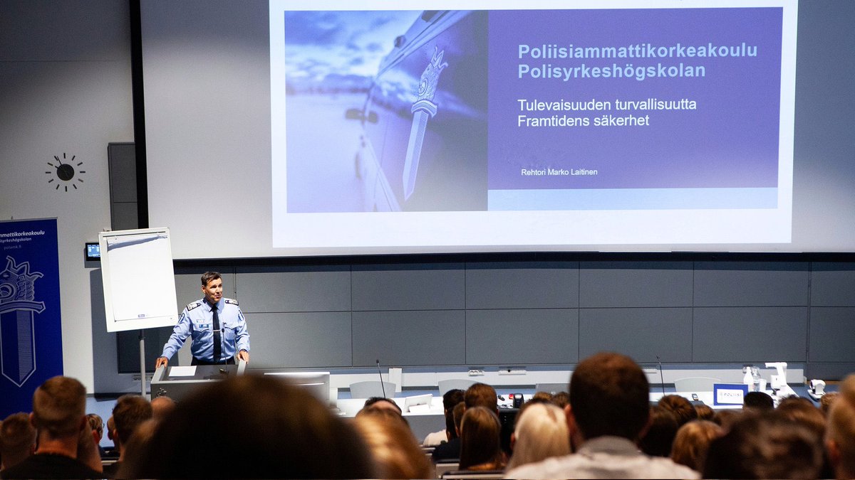 Polamkissa aloitti tänään vuoden toinen poliisi (AMK) -kurssi, yhteensä 88 opiskelijaa (naisia 32 ja miehiä 56, keski-ikä 25,2 vuotta). Onnittelut kaikille opintonsa aloittaneille! #poliisi #koulutus