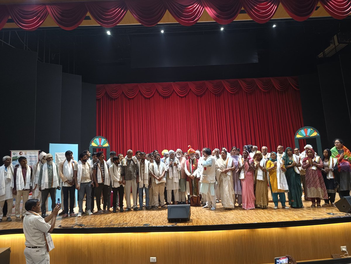 <a href="/SanghTarun/">Tarun Bharat Sangh</a>  के स्वर्ण जयंती वर्ष  अवसर पर <a href="/hinducollege/">Hindu College, Delhi University</a>   सांगानेरिया सभागार में ‘‘पानी पंचायत’’ में तरुण भारत संघ के अध्यक्ष  श्री <a href="/watermanofindia/">Rajendra Singh</a>  जी द्वारा लिखित “#पानी_पंचायत“ पुस्तक के पांचों अध्यायों का विमोचन किया गया।