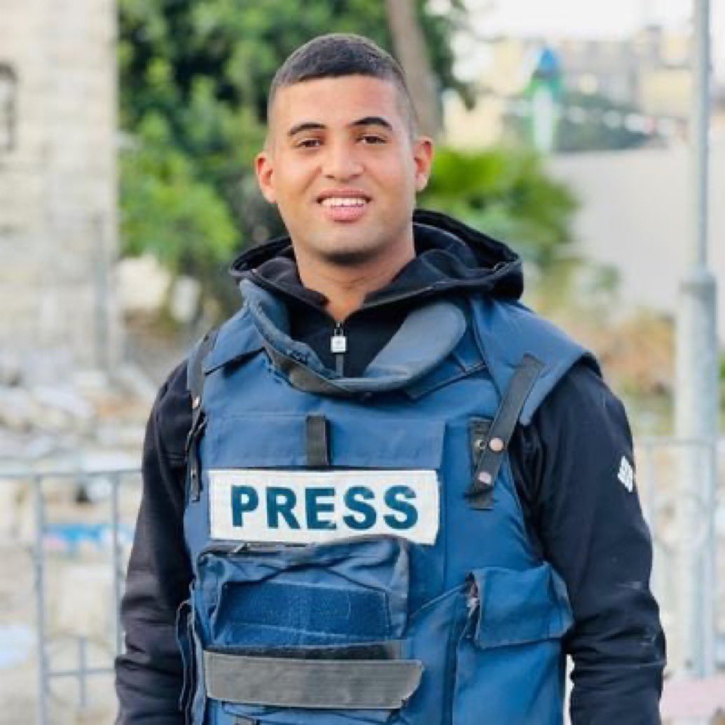 almuariza's tweet image. 🔴Otro periodista asesinado en Gaza. 

Hossam Shabat, uno de los informadores mas conocidos, ha muerto en un ataque israelí directo contra su vehículo.

Colaboraba con Al Jazeera, una de las pocas cadenas que aún cuentan lo que pasa sobre el terreno.
Unas horas antes, Shabat…